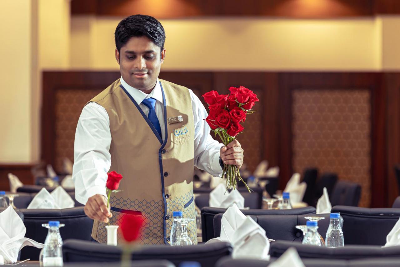 Maden Hotel Medina Eksteriør bilde A hotel steward