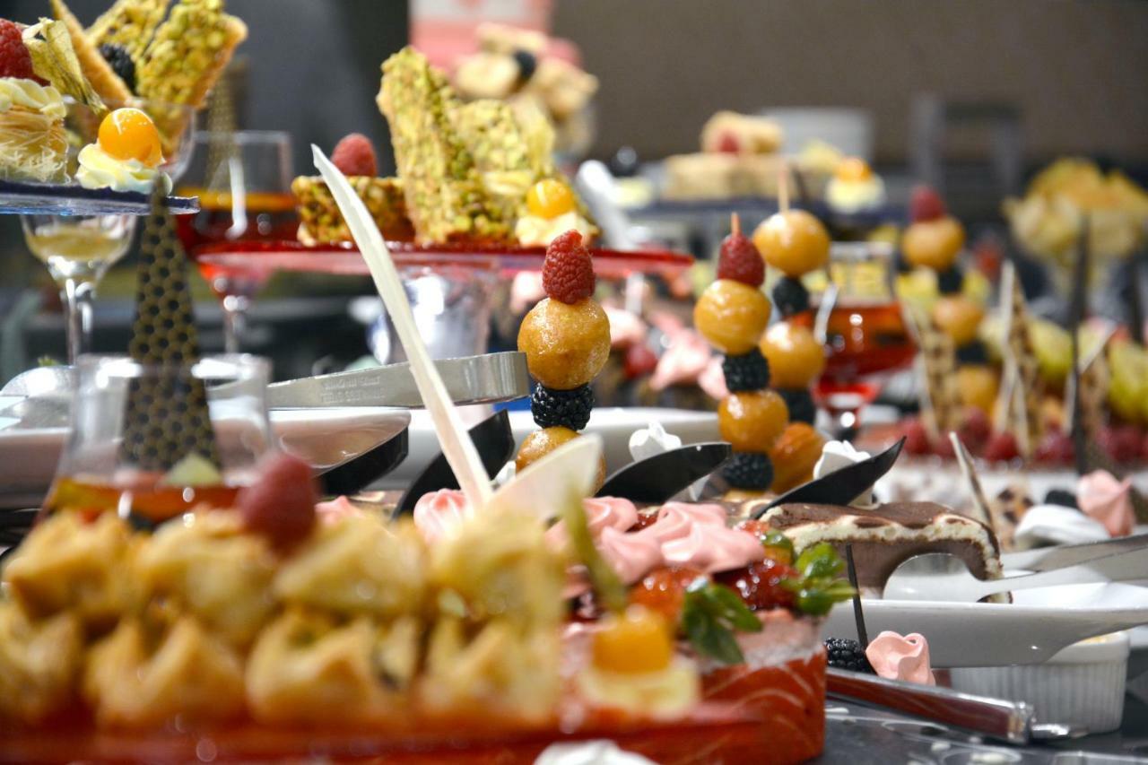 Maden Hotel Medina Eksteriør bilde A buffet